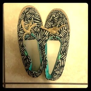 Women’s size 11 Sanuks- black and white